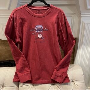 𝅺A: Men’s Life is Good “Barbecue Grill” Print Maroon Long Sleeves T-Shirt Sz M